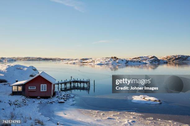 winter landscape with lake and boat house - sverige vinter bildbanksfoton och bilder