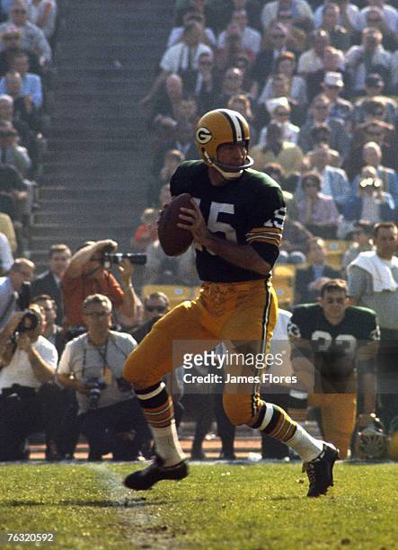 Green Bay Packers Hall of Fame quarterback Bart Starr drops back to pass during Super Bowl I, a 35-10 victory over the Kansas City Chiefs on January...