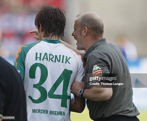 Head coach Thomas Schaaf talks to Martin Harnik of Bremen during the Bundesliga match between 1.FC Nuremberg and Werder Bremen at the EasyCredit...