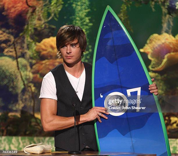 Actor Zac Efron accepts the award for Choice Hottie onstage at the 2007 Teen Choice Awards at the Gibson Amphitheater on August 26, 2007 in Uniersal...