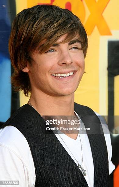 Actor Zac Efron arrives at the 2007 Teen Choice Awards held at The Gibson Amphitheatre on August 26, 2007 in Universal City, California.