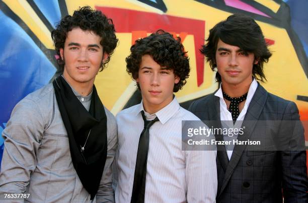 Musicians Nick Jonas, Kevin Jonas and Joe Jonas of the band The Jonas Brothers arrive at the 2007 Teen Choice Awards held at The Gibson Amphitheatre...