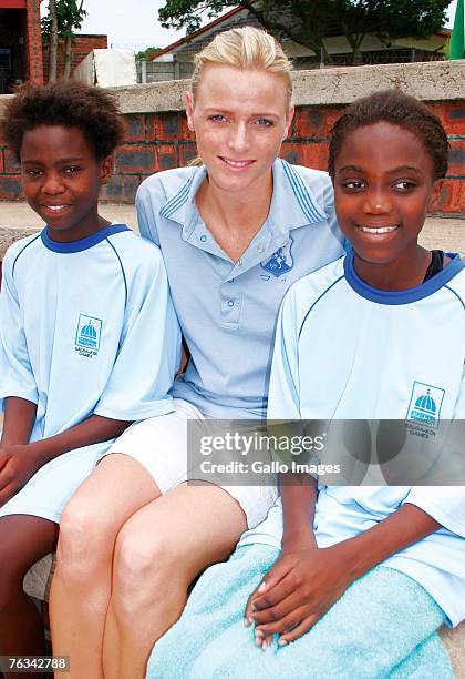 Swimmer Charlene Wittstock poses with participants of a childrens swim training she coached during a training session on December 2, 2006 in Richards...