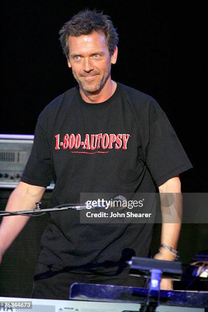 Hugh Laurie performs with 16:9