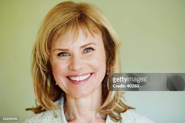 portrait of a mature woman smiling - schulterlanges haar stock-fotos und bilder