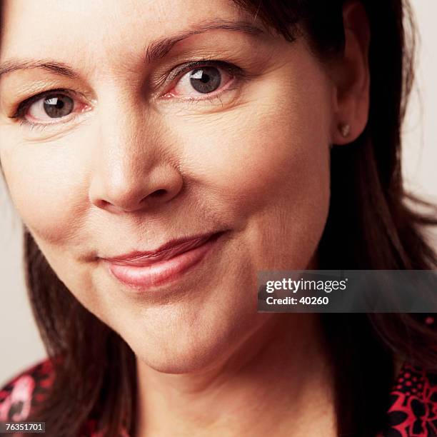 portrait of a mature woman smirking - schulterlanges haar stock-fotos und bilder