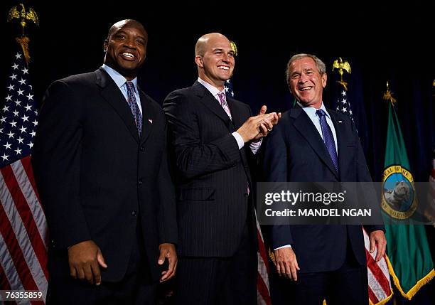 Seattle Seahawks quarterback Matt Hasselbeck and fullback Mack Strong poses with US President George W. Bush during a fundraiser for Representative...