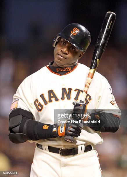 Barry Bonds of the San Francisco Giants is walked in the fourth inning against the Colorado Rockies at AT&T Park August 27, 2007 in San Francisco,...