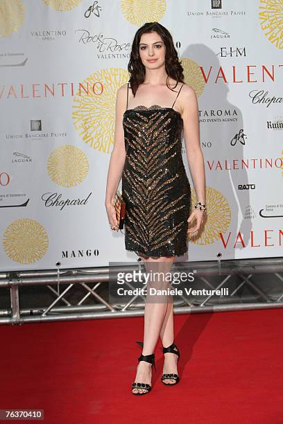Anne Hathaway arrives at the Ara Pacis for Valentino's Exhibition opening on July 6, 2007 in Rome, Italy.