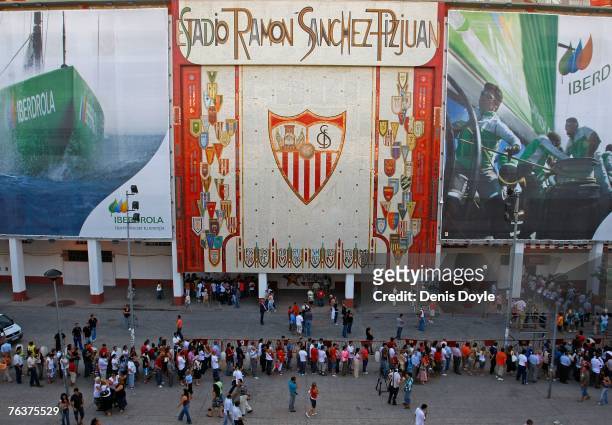 Sevilla fans pay their respects to Antonio Puerta at the Sanchez Pizjuan stadium on August 29, 2007 in Sevilla, Spain. Puerta, a 22-year-old Sevilla...