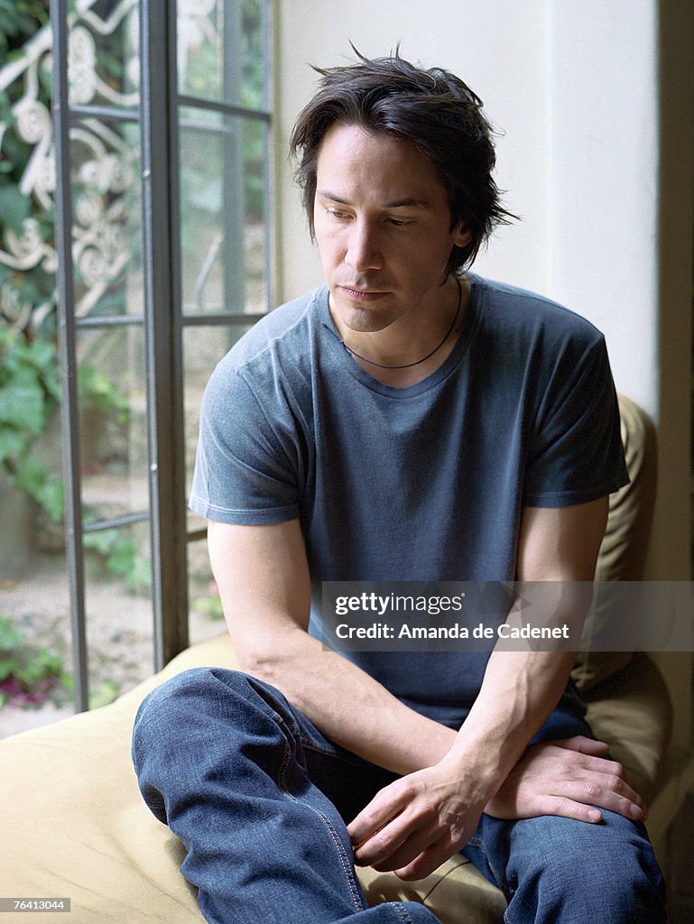 Leami Reeves Keanu Reeves Barefoot Keanu Reeves Sports New Haircut On The Set Of