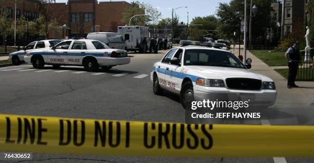 Chicago police block a street during a standoff with a bank robber 30 August 2007. Police searched the bank in Chicago's North Side where a gunman...