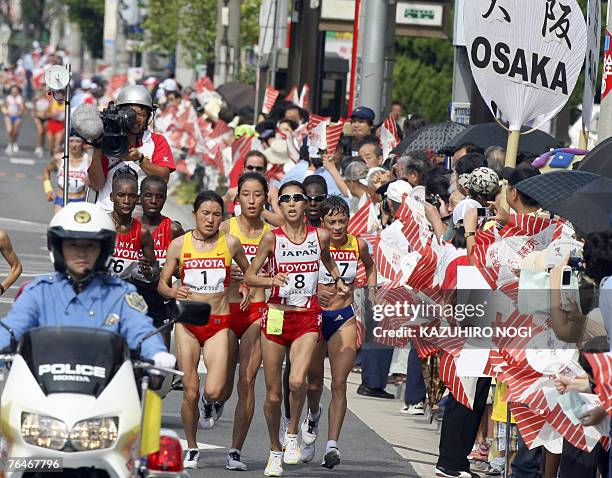 Chinese Chunxiu Zhou and Japanese Reiko Tosa lead the pack in Osaka streets during the 11th IAAF World Athletics Championships, 02 September 2007 in...