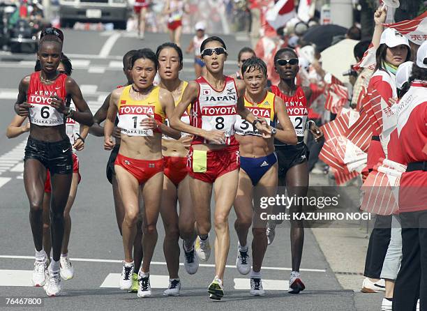 Chinese Chunxiu Zhou and Japanese Reiko Tosa lead the pack in Osaka streets during the 11th IAAF World Athletics Championships, 02 September 2007 in...
