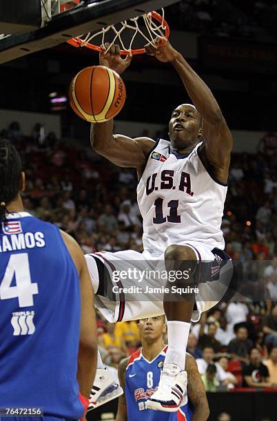 Dwight Howard of the USA dunks during the 1st half of the FIBA Americas Championship 2007 Semifinal game at the Thomas & Mack Center September 1,...