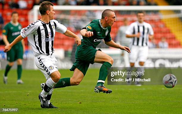 Alan Reid of St Mirren tackles 2 of Celtic during the Scottish Premier League match between Celtic and St Mirren at Love Street on September 2, 2007...