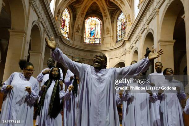 gospel concert in st. roch church, paris. france. - gospel singer stock pictures, royalty-free photos & images