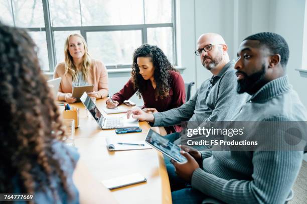 business people listening in meeting - diversidad cultural fotografías e imágenes de stock