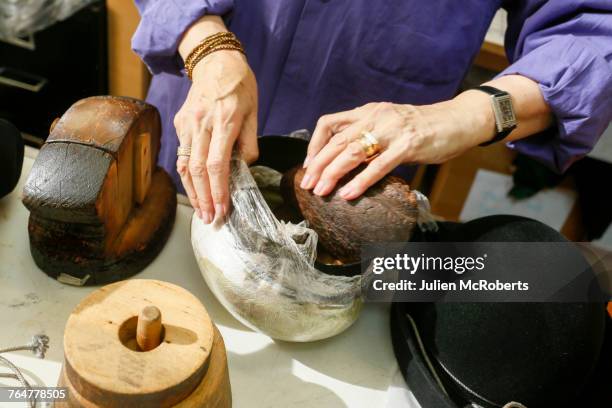 hands of woman creating hat - modiste photos et images de collection
