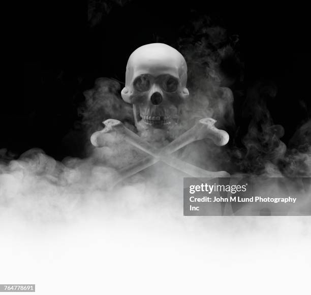 skull and crossbones in smoke - totenkopf stock-fotos und bilder