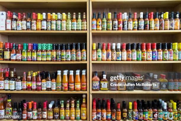 jars of sauce on shelves in store - salsa imagens e fotografias de stock