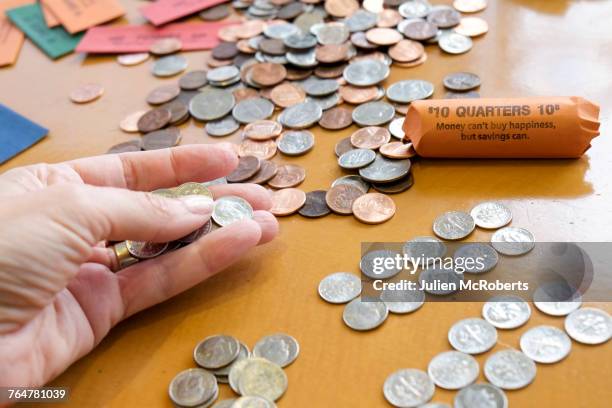 hand holding coins - pièce de vingt cinq cents photos et images de collection