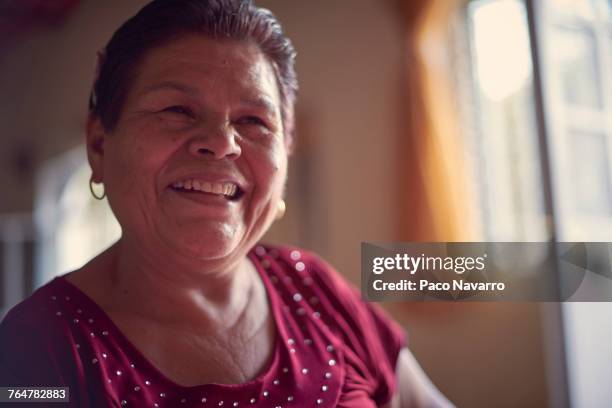 smiling hispanic woman - só uma mulher idosa - fotografias e filmes do acervo
