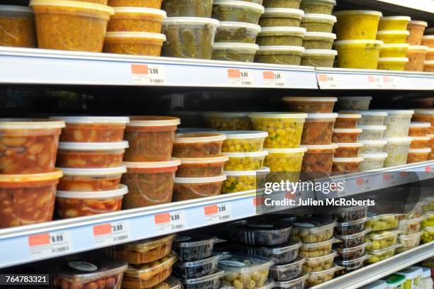 plastic containers of food on supermarket shelves - preparación de alimentos fotografías e imágenes de stock