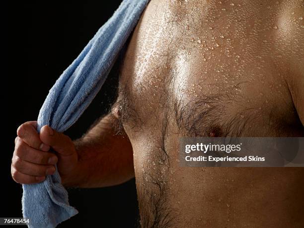 wet shirtless man with blue towel - vello pectoral fotografías e imágenes de stock