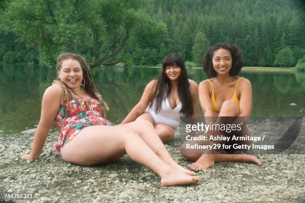 three young women hanging out outside - noapologiescollection stock-fotos und bilder