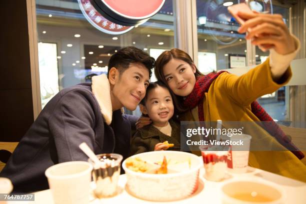 happy family in the restaurant - child foodie photos et images de collection