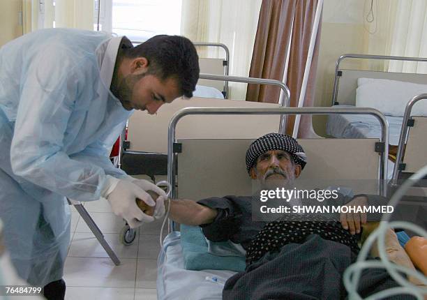 Medic treats an Iraqi Kurdish man suffering from cholera at a hospital in Sulaimaniyah, 330 kms north of Baghdad, 02 September 2007. Six people have...