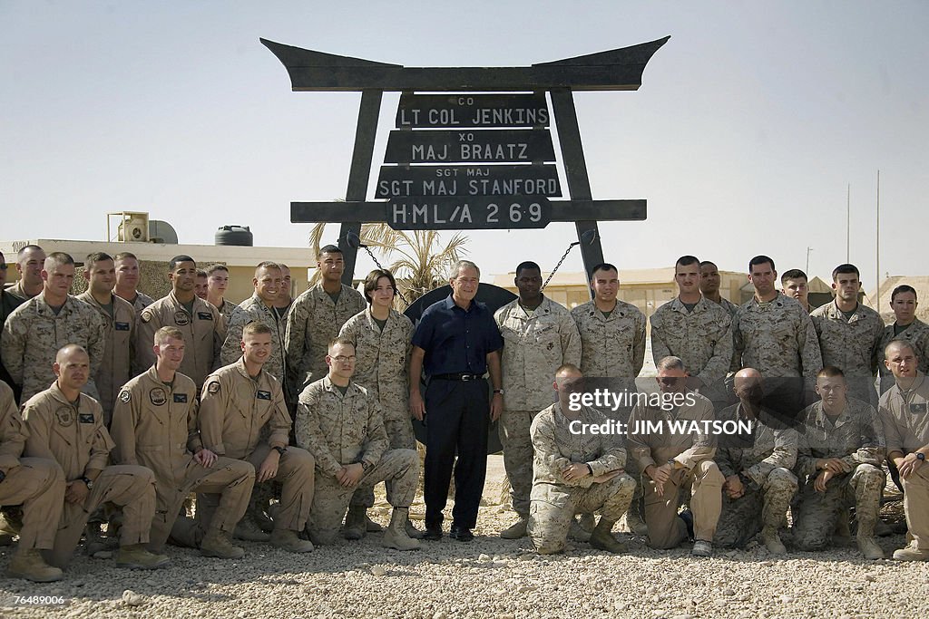 US President George W. Bush (C) poses wi