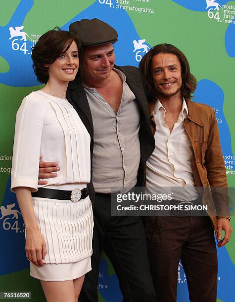 Spanish director Jose Luis Guerin poses with spanish actress Pilar Lopez de Ayala and French actor Xavier Lafitte during a photocall of "En la ciudad...