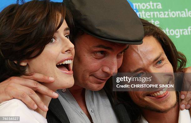 Spanish director Jose Luis Guerin poses with spanish actress Pilar Lopez de Ayala and French actor Xavier Lafitte during a photocall of "En la ciudad...
