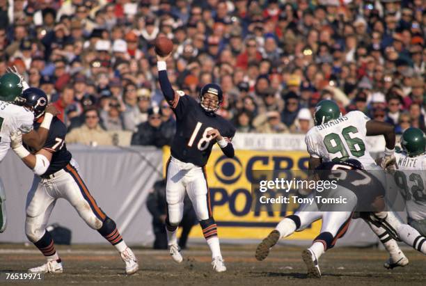 Quarterback Mike Tomczak of the Chicago Bears throws a pass during the NFC Divisional Playoff Game against the Philadelphia Eagles on December 31,...