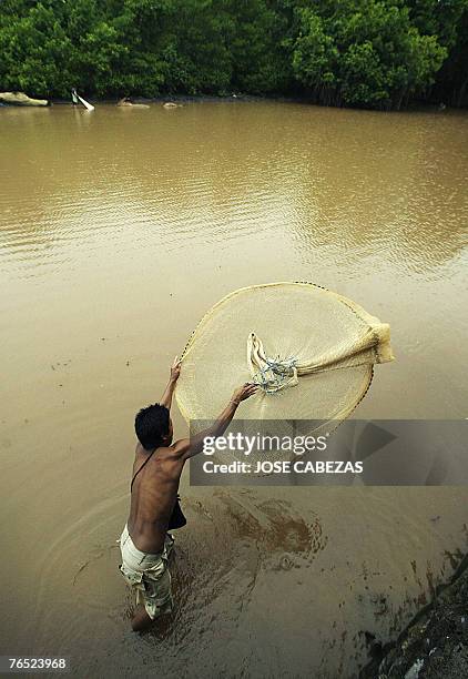 Carlos Alfredo Ayala throws his fishing net in El Tunco beach, close to El Puerto de La Libertad, 31 kms from San Salvador 05 September,2007....