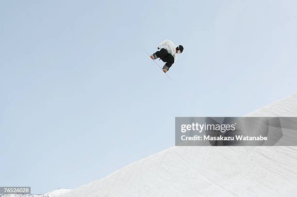 young snowboarder airborne - half pipe stock-fotos und bilder