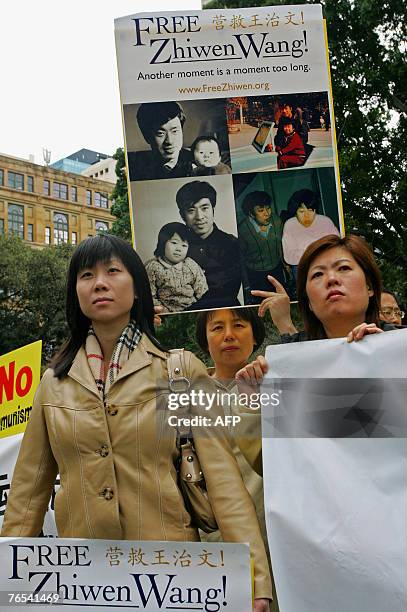 Falungong practitioners protest in Sydney's Hyde Park showing their support to the imprisonment of Zhiwen Wang, 06 September 2007. A newspaper...