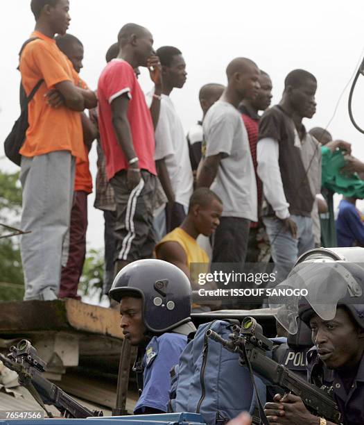 Sierra Leonian Police position themselves on a truck 06 September 2007 during a meeting given by Vice President Soloman Berewa in Freetown on the...