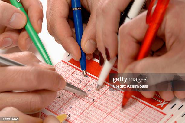 filling out a lottery coupon, marking with a cross - loto photos et images de collection