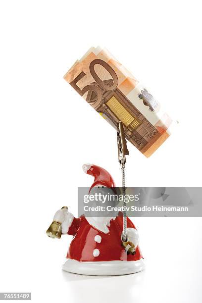 santa claus figurine holding euro note - billet de 50 euros photos et images de collection