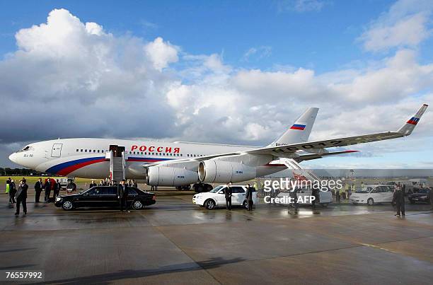 The motorcade of Russian President Vladimir Putin prepares to leave following his arrival at Sydney International Airport, 07 September 2007, for the...