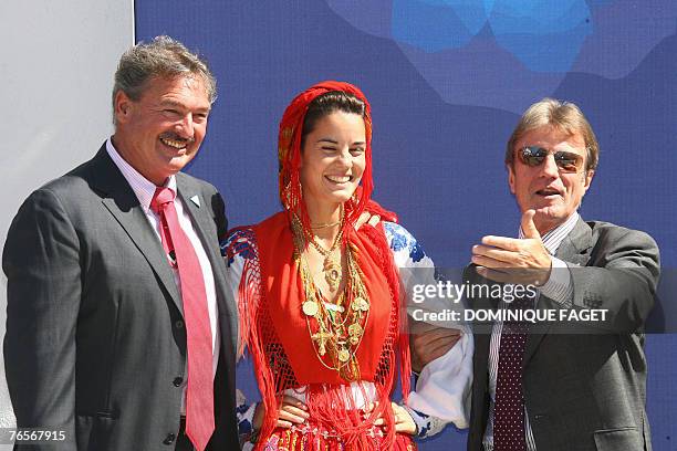 French Minister for Foreign and European Affairs Bernard Kouchner and Luxembourg counterpart Jean Asselborn pose with a young Portuguese girl in...