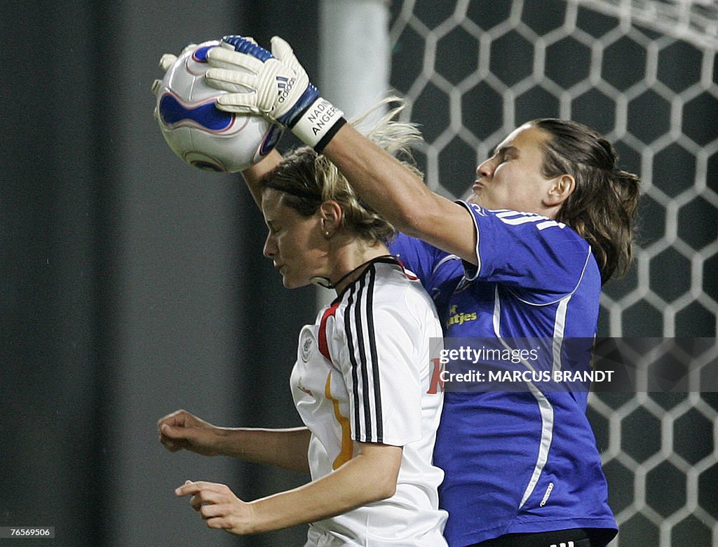 Germany's goalkeeper Nadine Angerer (R)