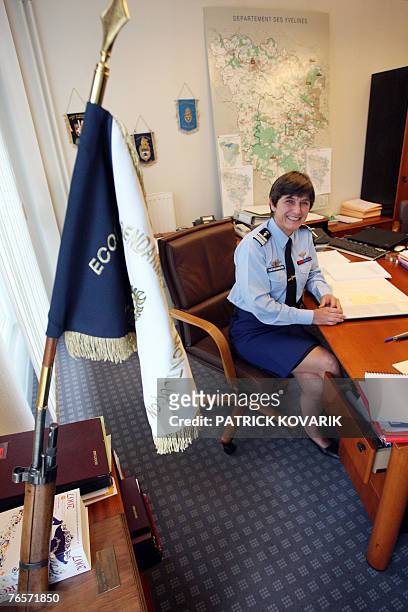 Isabelle Guyon de Meritens, premi?re femme colonelle de gendarmerie, qui est ? la t?te du Groupement de gendarmerie des Yvelines, pose dans son...