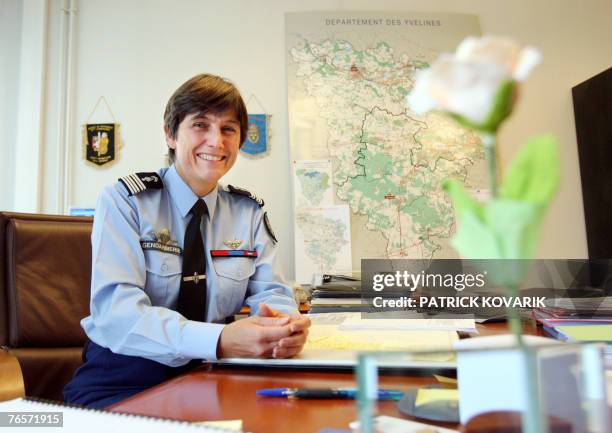 Isabelle Guyon de Meritens, premi?re femme colonelle de gendarmerie, qui est ? la t?te du Groupement de gendarmerie des Yvelines, pose dans son...