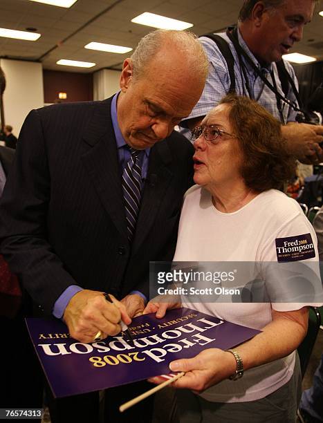 Actor and former U.S. Senator Fred Thompson signs an autograph following a speech September 7, 2007 in Sioux City, Iowa. This is Thompson's first...
