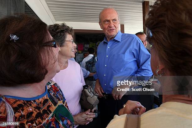 Actor and former U.S. Senator Fred Thompson chats with patrons of a diner September 7, 2007 in Le Mars, Iowa. The event is Thompson's first campaign...