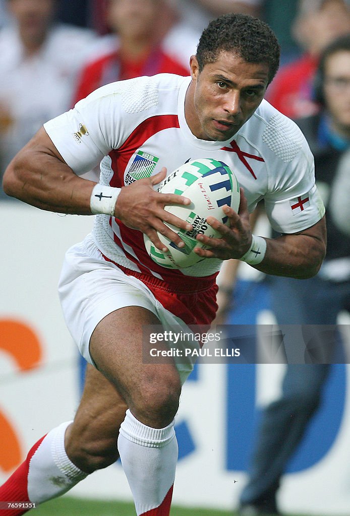 England's winger Jason Robinson scores a